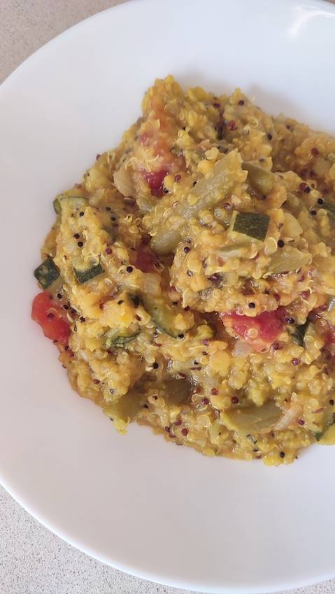Czerwona soczewica z komosą ryżową i warzywami